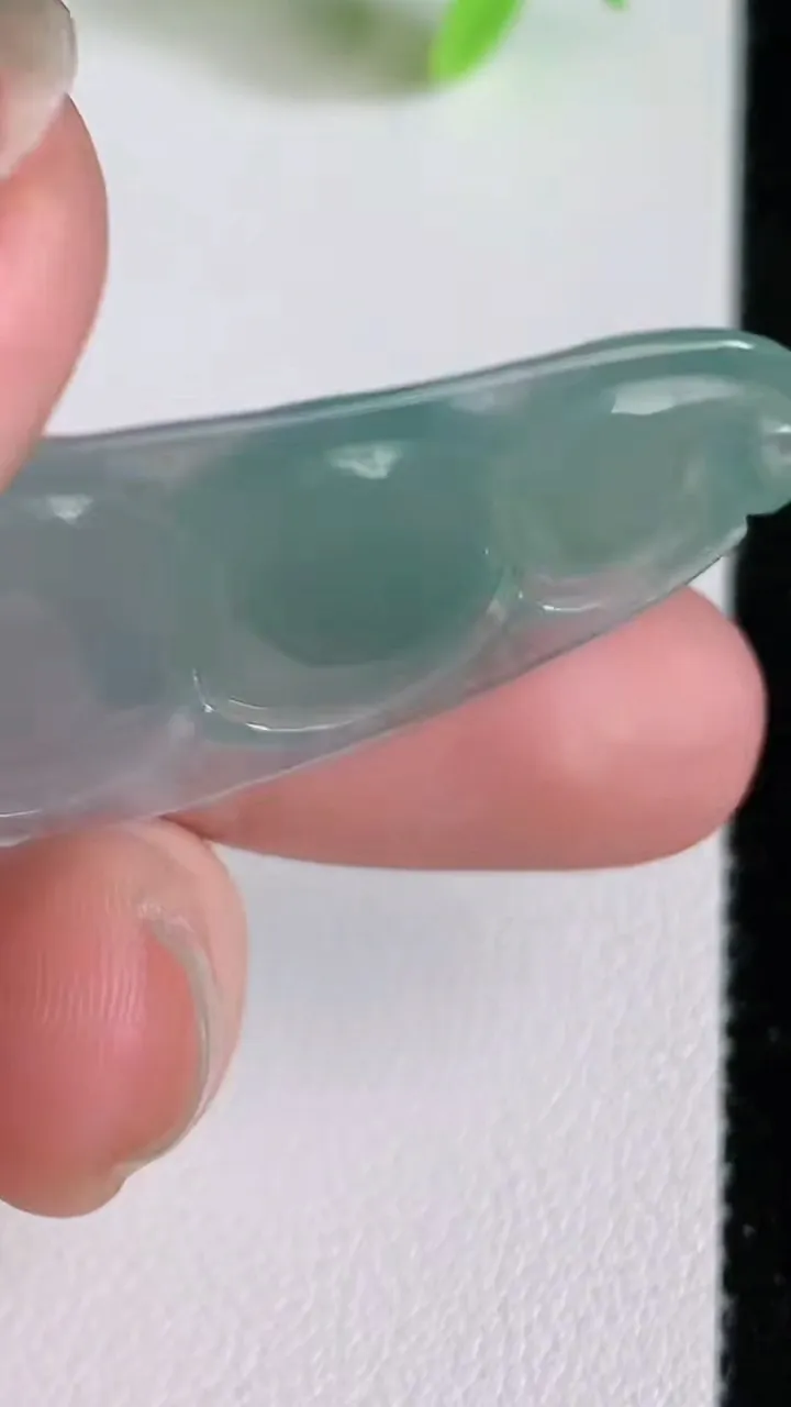 天然A货翡翠福豆吊坠，尺寸41.2-17.3-6，重量:7.00g
6月23日