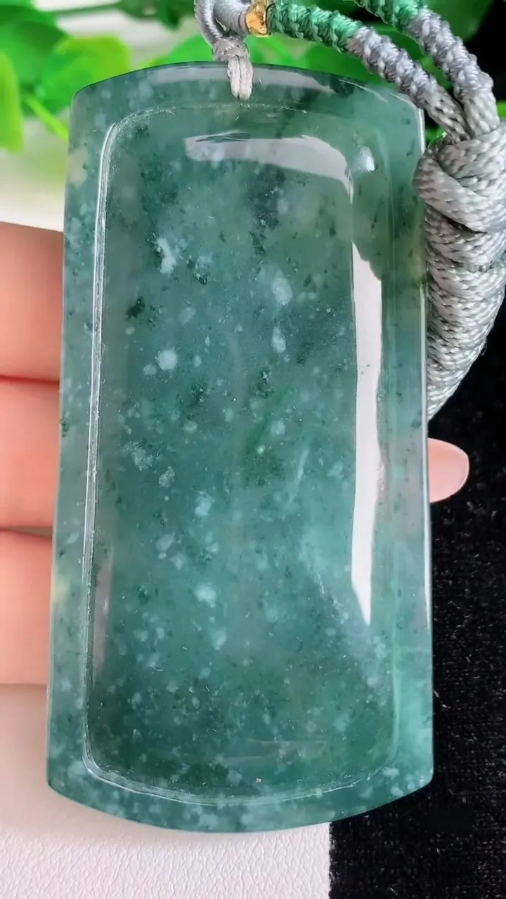 天然A货翡翠蓝水山水牌吊坠，尺寸75.6-39-6.8，重:42.96g
6月23日