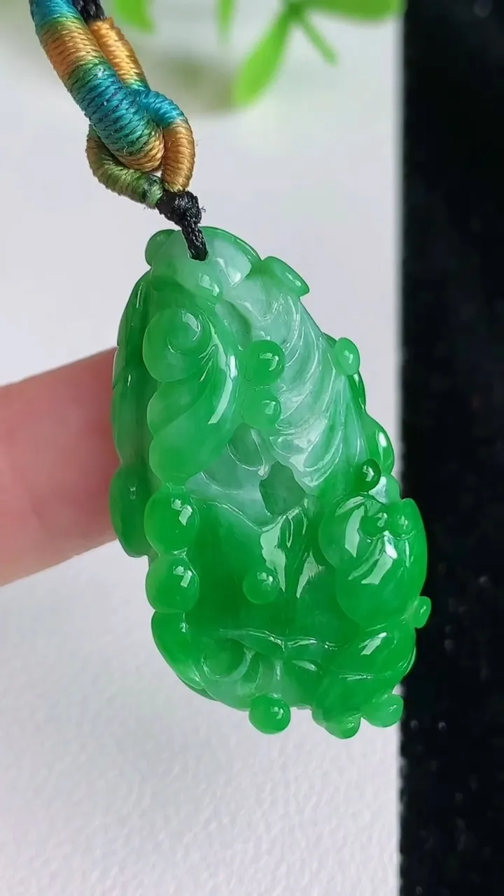 天然A货翡翠白菜吊坠，尺寸37-20-8，重量:11.22g
6月23日