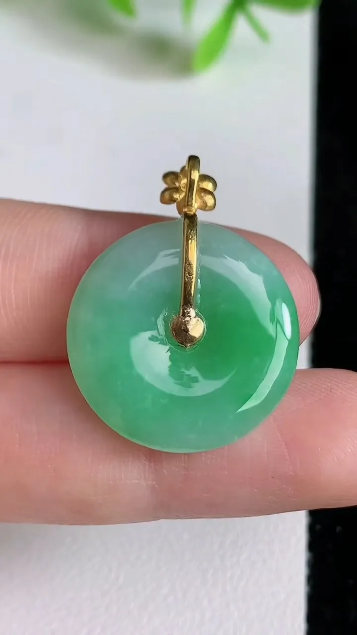 天然A货翡翠平安扣吊坠，尺寸20.8-3.8，重量:3.86g
6月23日