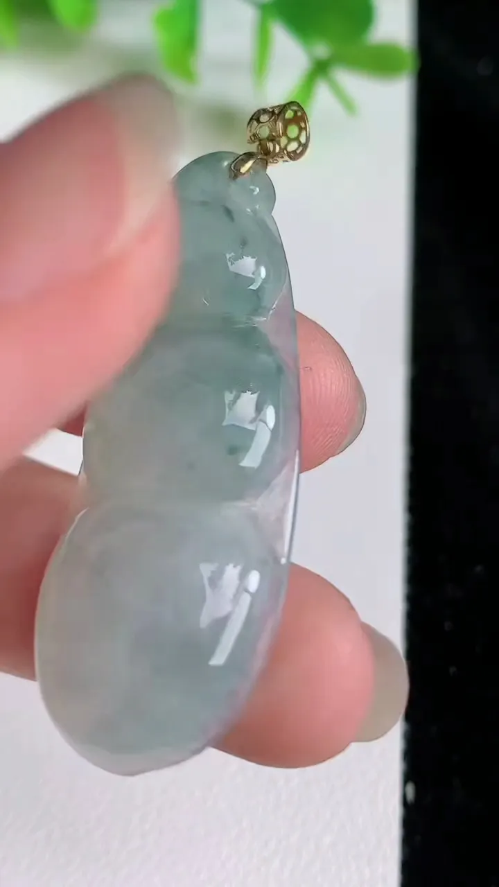 天然A货翡翠18k金飘花福豆吊坠，尺寸43-16.7-6，重量:7.47g
6月23日