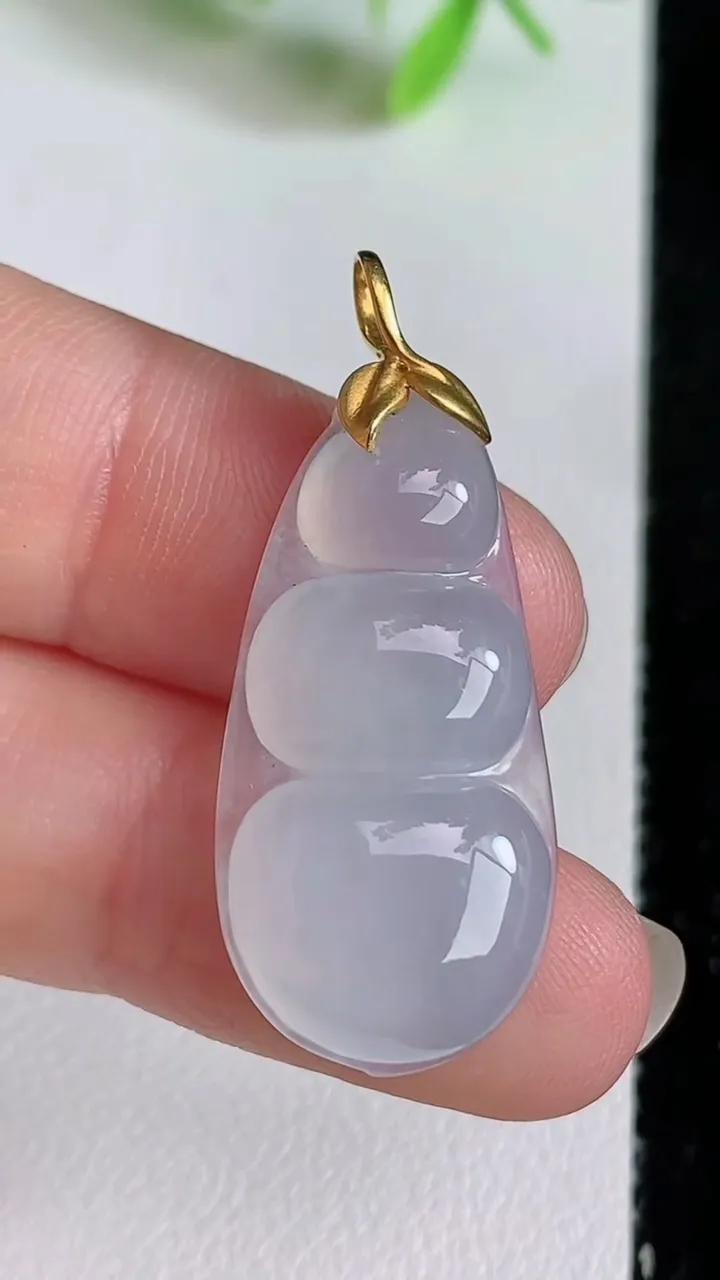 天然A货翡翠种福豆吊坠，尺寸29-14.6-5.3，重量:4.52g
6月23日