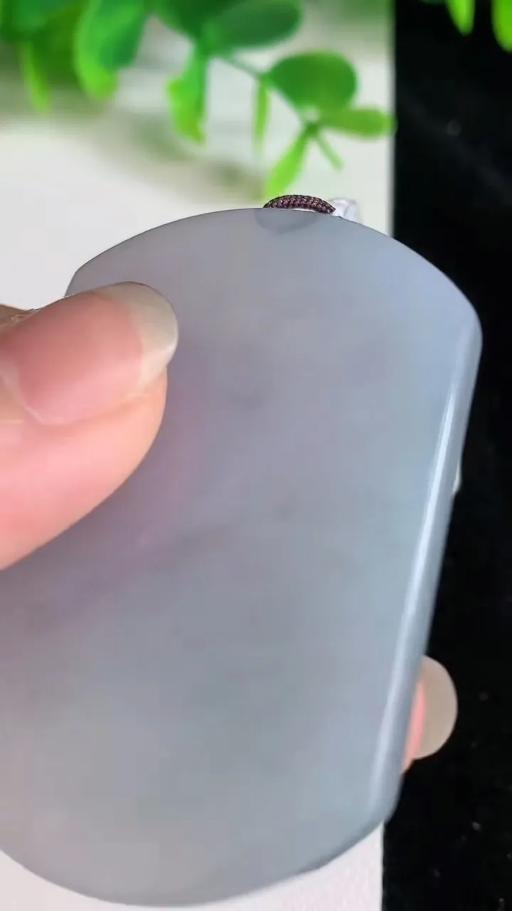 天然A货翡翠飘花无事牌吊坠，尺寸51.6-36.6-5.4，重量:30.30g
6月23日