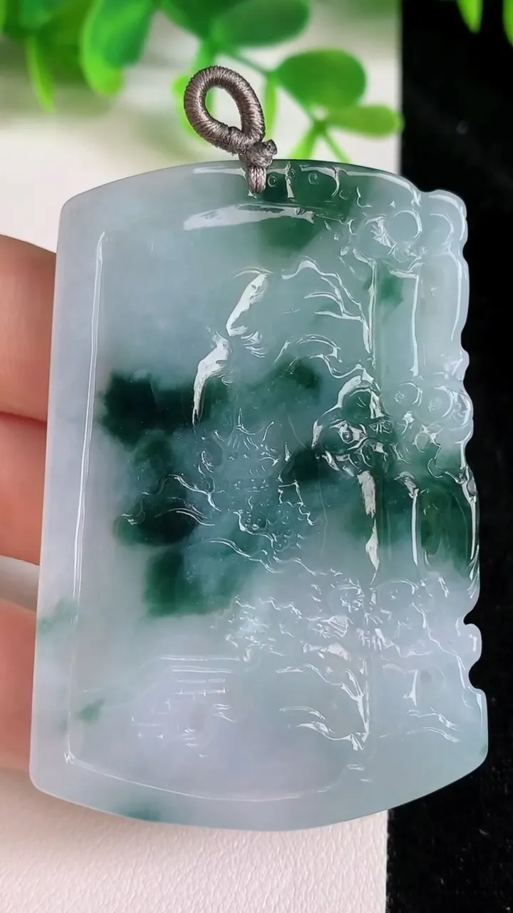天然A货翡翠牌吊坠，尺寸62.2-42-5.7，重量:35.58g
6月23日