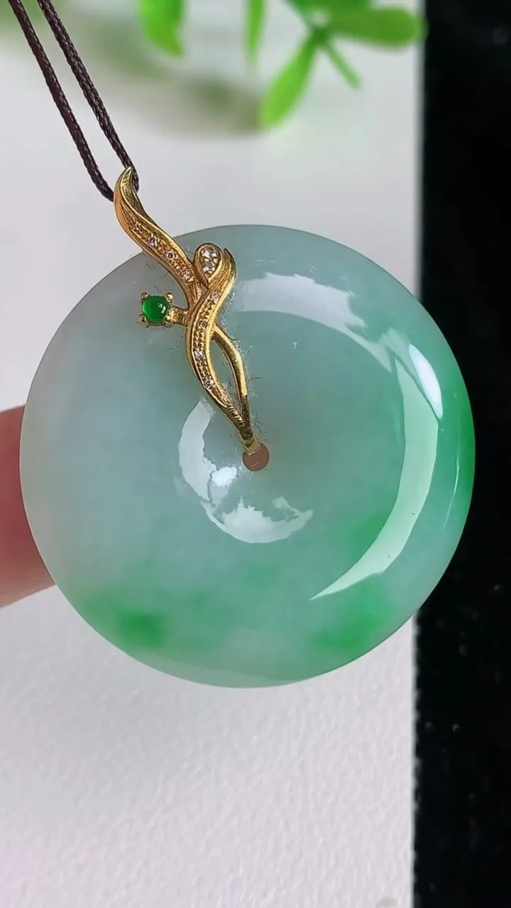 天然A货翡翠平安扣吊坠，尺寸31.6-5.6，重量:12.00g
6月23日