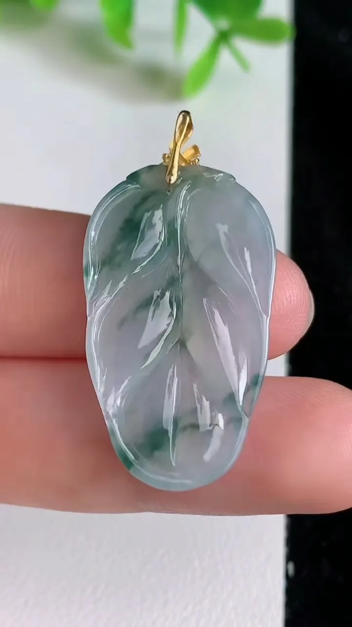 天然A货翡翠18k金飘花金枝玉叶 叶子吊坠，尺寸32.6-18-4，重量:4.40g
6月23日