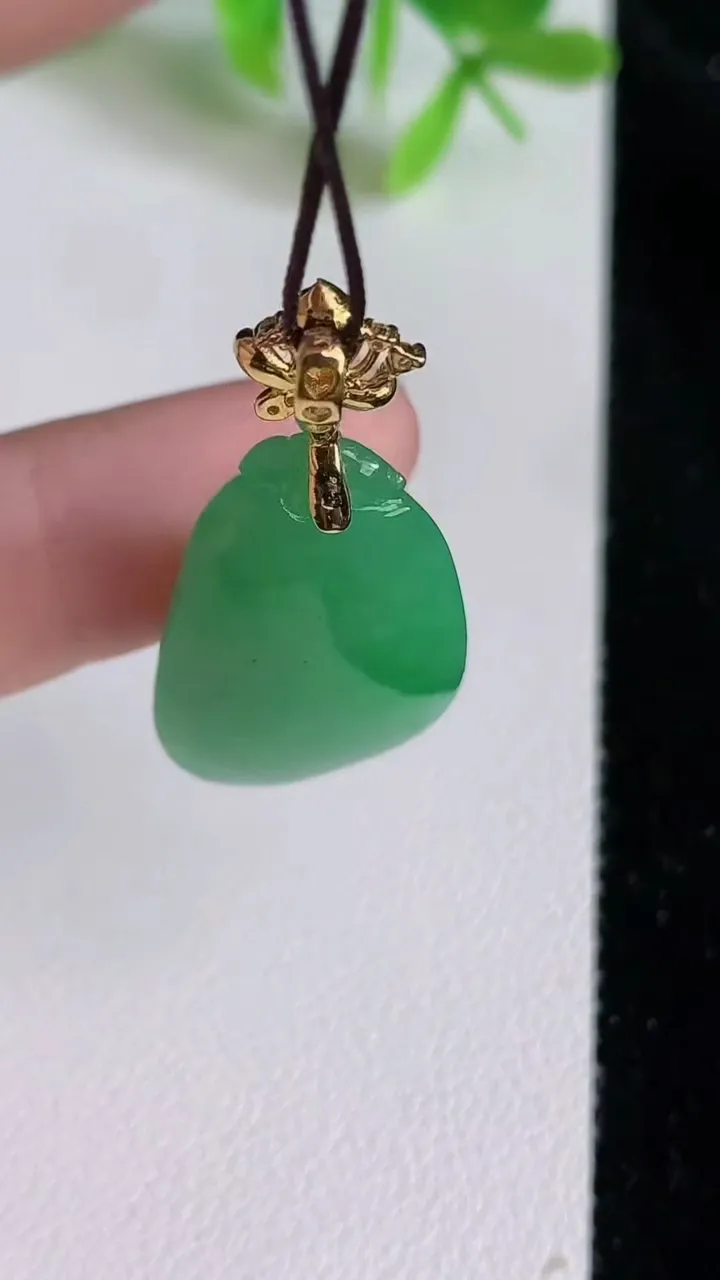 天然A货翡翠福瓜吊坠，尺寸30-16.4-7.2，重量:6.39g
6月23日