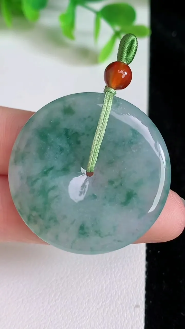天然A货翡翠飘花平安扣吊坠，尺寸35.5-5，重量:14.06g
6月23日