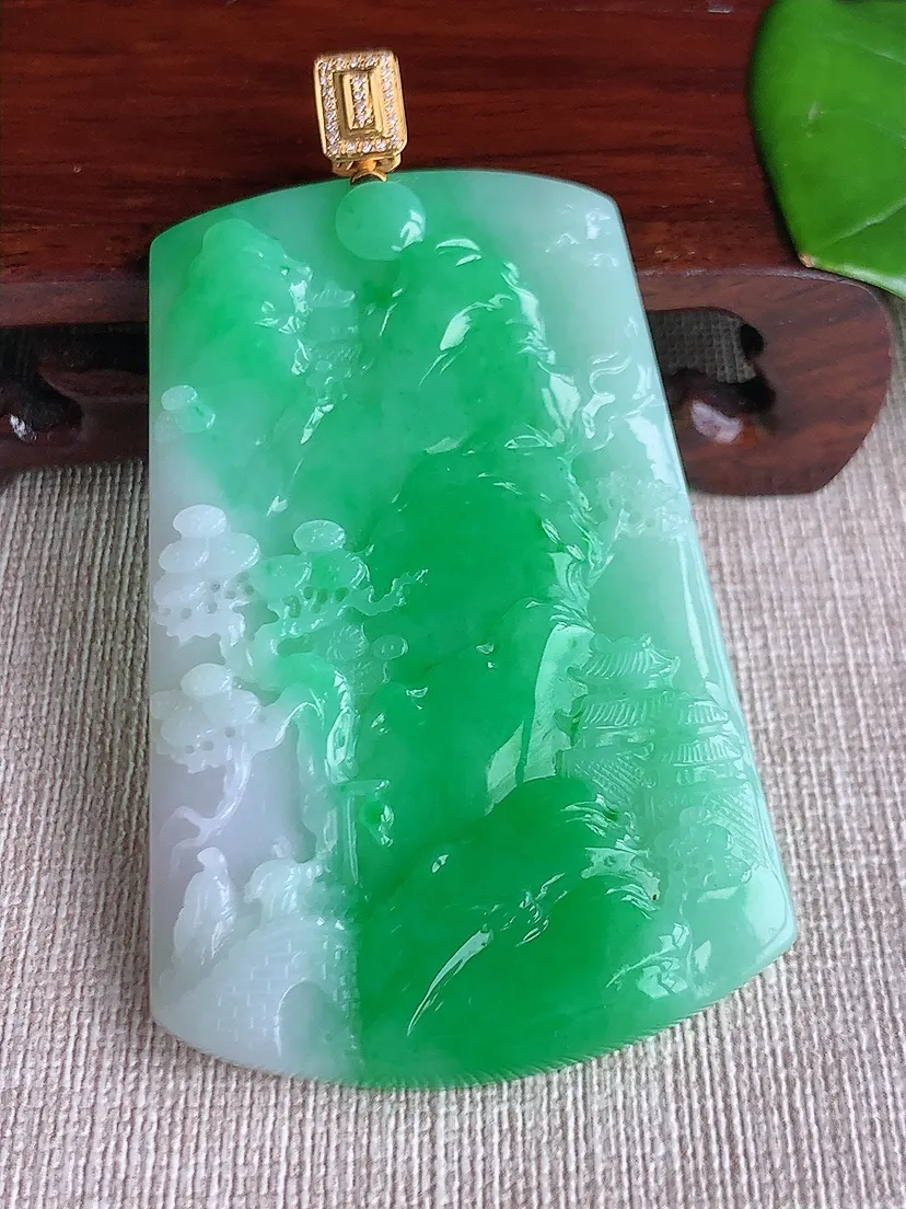 天然A货翡翠18K金伴飘绿意境山水牌吊坠 尺寸74.8×65.5×43.2×6m量39.92g 0621