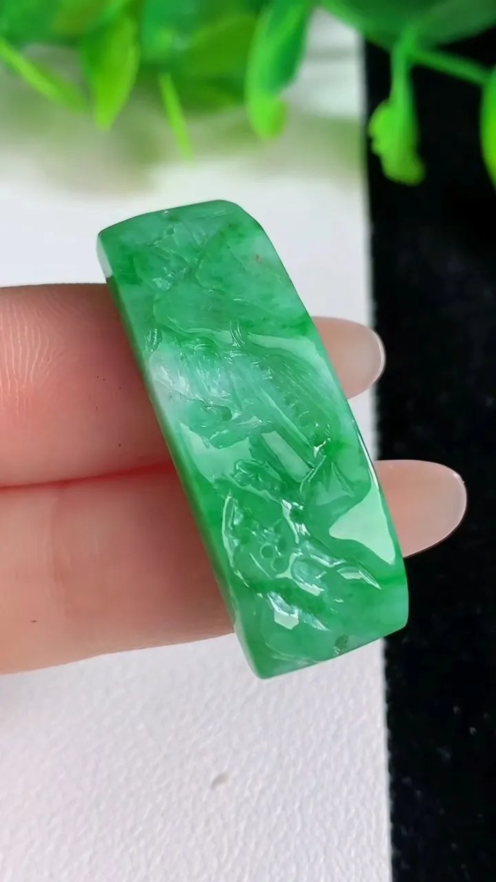 天然A货翡翠山水手牌，尺寸35-12.5-6，重:6.76g
6月23日