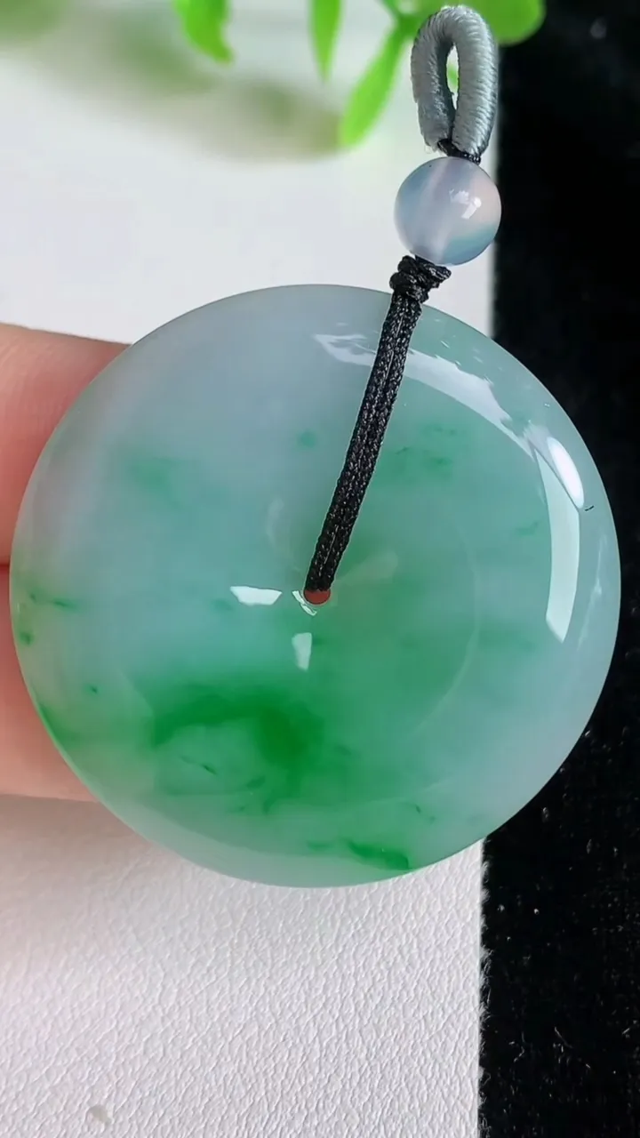 天然A货翡翠平安扣吊坠，尺寸37.8-5.7，重量:17.22g
6月23日