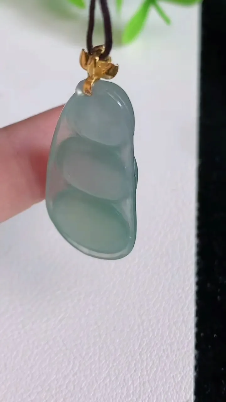天然A货翡翠福豆吊坠，尺寸36.6-15.6-6.8，重量:6.44g
6月23日