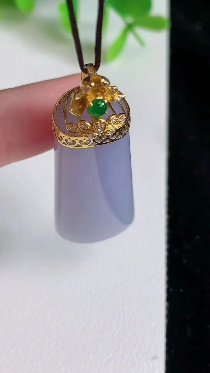 天然A货翡翠18k金紫罗兰平安柱吊坠，尺寸40.5-16.8-11.4，重量:17.85g
6月23日