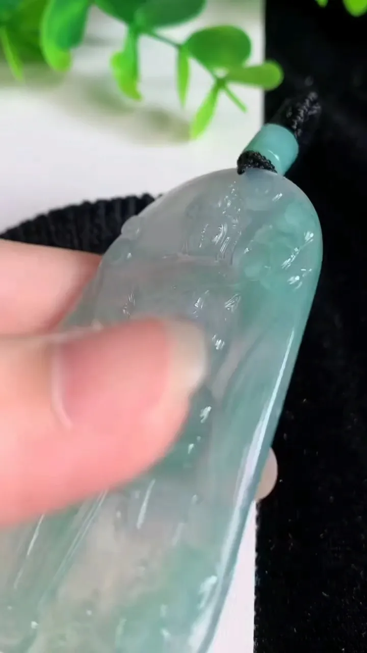 天然A货翡翠大势至观音菩萨吊坠，尺寸67.3-42.6-4.6，重量:33.96g
6月23日