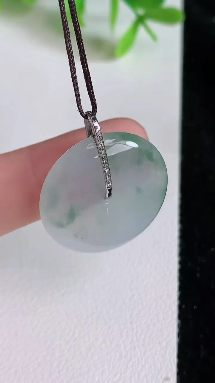 天然A货翡翠18k金飘花平安扣吊坠，尺寸24-5.5，重量:6.83g
6月23日