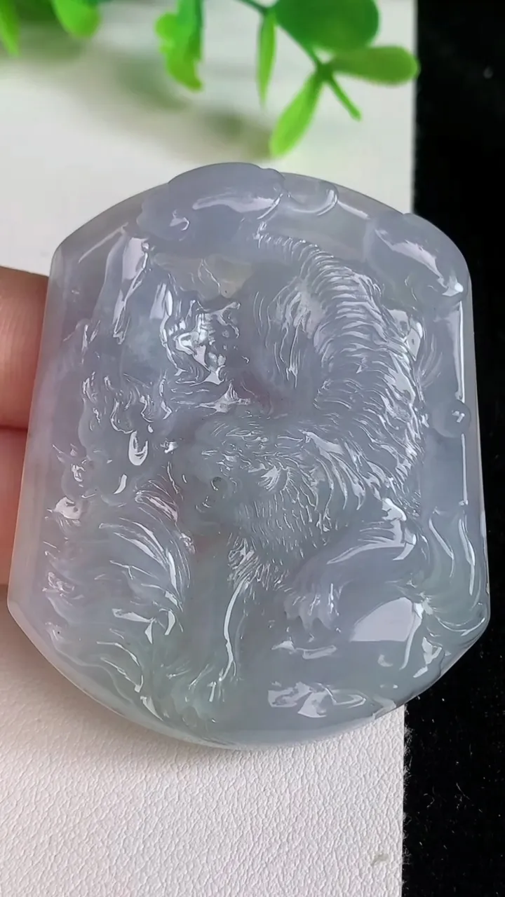 天然A货翡翠紫罗兰生肖虎吊坠，尺寸55.4-46-6.2，重量:32.40g
6月23日