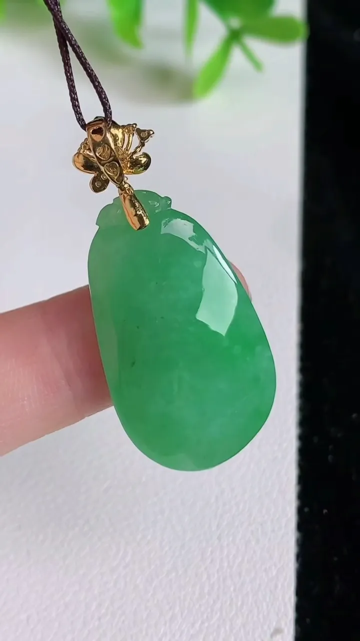 天然A货翡翠福瓜吊坠，尺寸30-16.4-7.2，重量:6.39g
6月23日