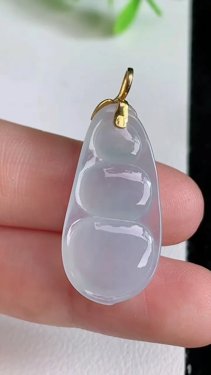 天然A货翡翠种福豆吊坠，尺寸29-14.6-5.3，重量:4.52g
6月23日