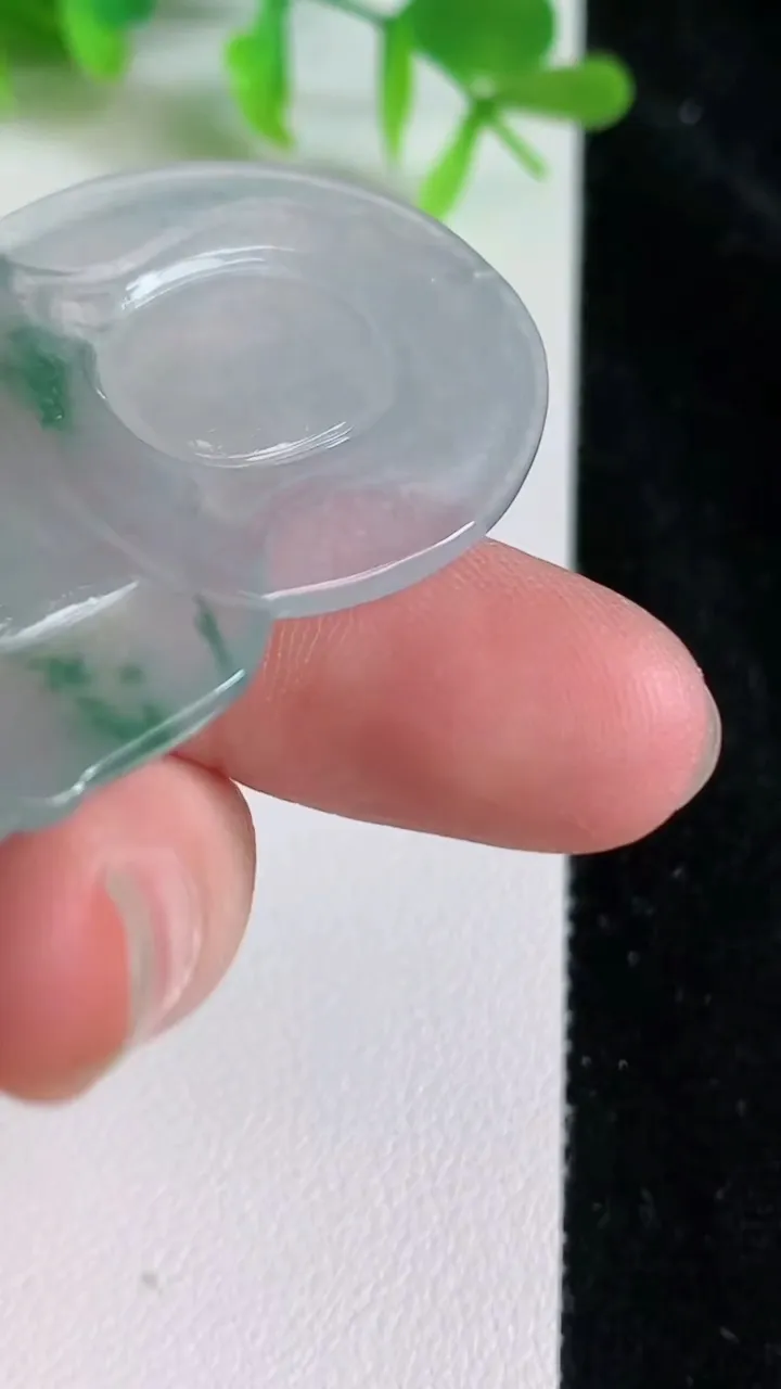 天然A货翡翠种飘花观音菩萨吊坠，尺寸60.5-39.8-5.3，重量:23.00g
6月23日