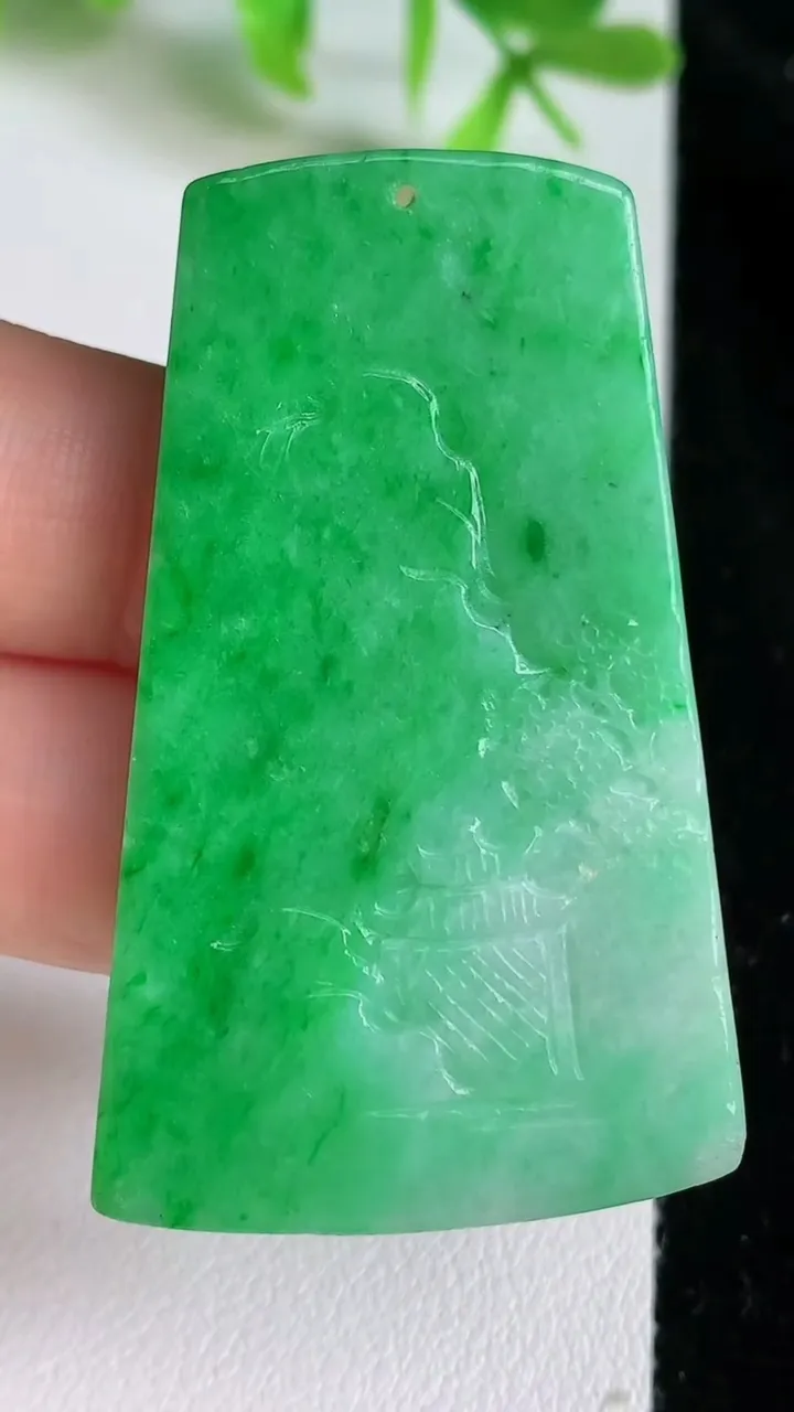 天然A货翡翠山水牌吊坠，尺寸50-30.5-5.3，重量:19.24g
6月23日