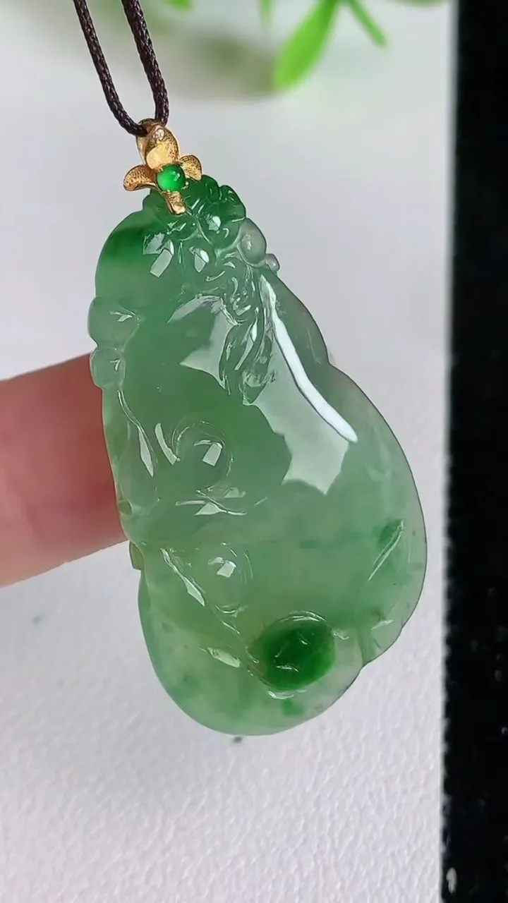 天然A货翡翠如意吊坠，尺寸39.5-21-4.3，重量:6.65g
6月23日