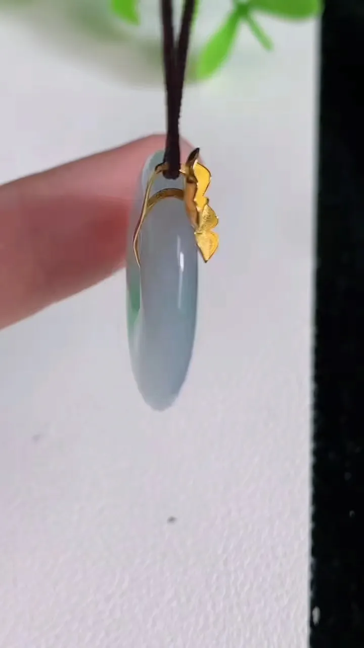 天然A货翡翠平安扣吊坠，尺寸23.6-4.7，重量:5.77g
6月23日