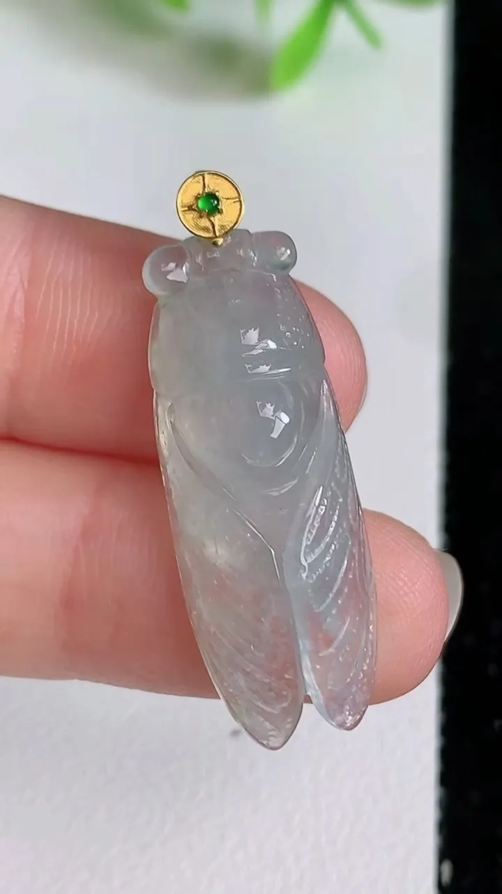 天然A货翡翠一鸣惊人吊坠，尺寸31.8-11.8-6.6，重量:4.00g
6月23日