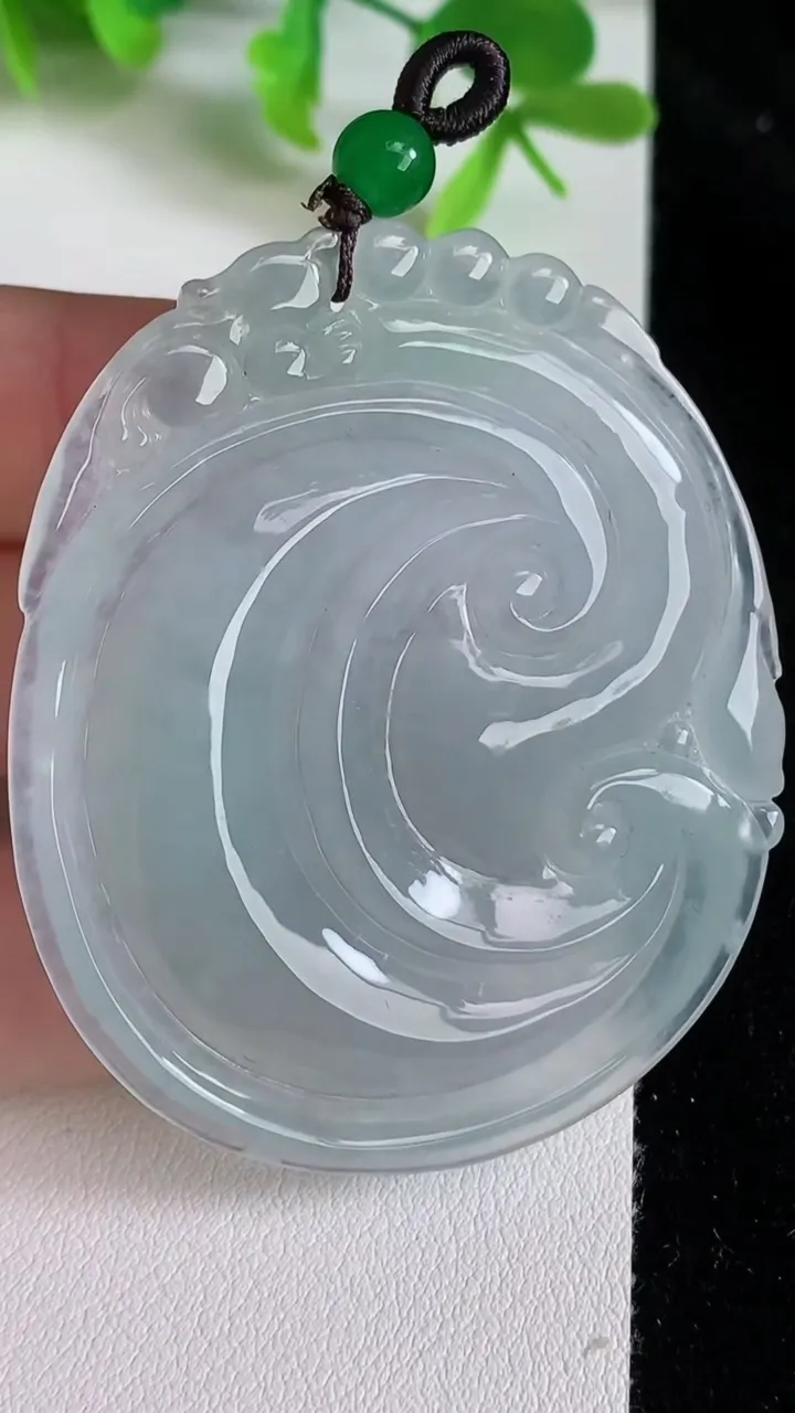 天然A货翡翠如意吊坠，尺寸55.4-47.2-7，重量:30.12g
6月23日