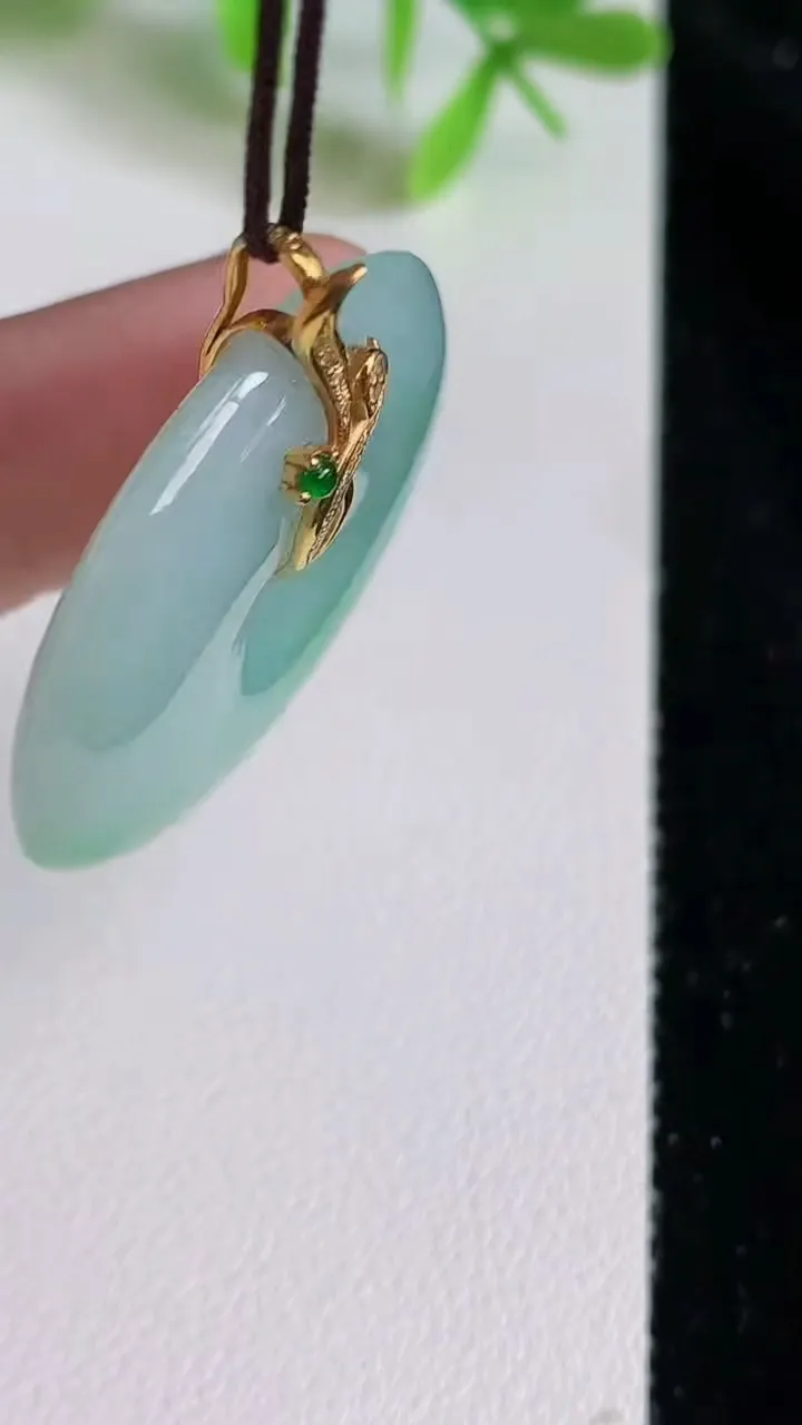 天然A货翡翠平安扣吊坠，尺寸31.6-5.6，重量:12.00g
6月23日
