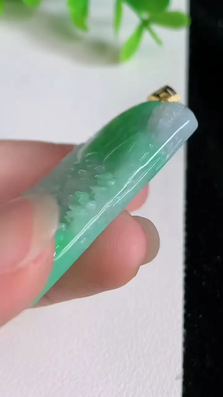 天然A货翡翠山水牌吊坠，尺寸48.8-27.4-6，重量:20.50g
6月23日