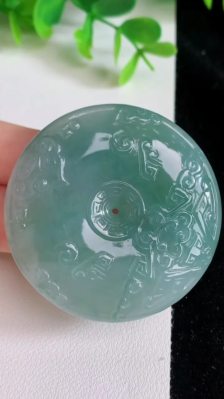 天然A货翡翠复古平安扣吊坠，尺寸49.7-9，重量:42.22g
6月23日