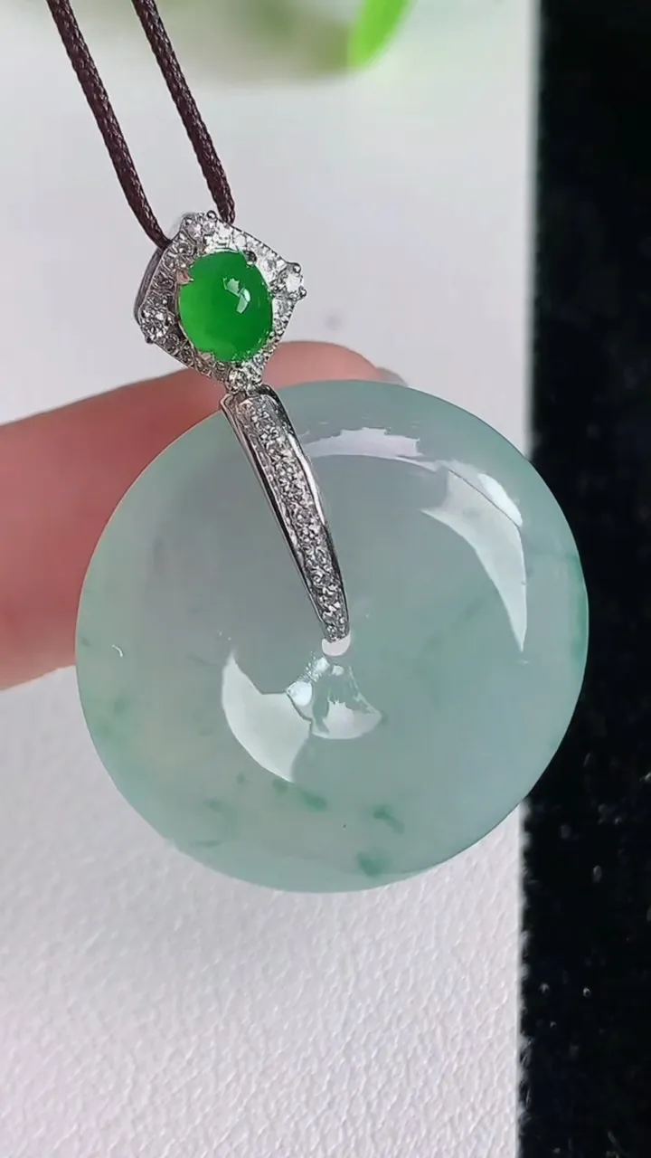天然A货翡翠平安扣吊坠，尺寸26-6，重量:9.44g
6月23日