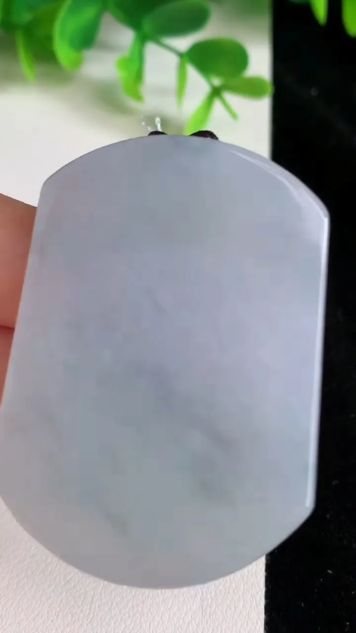 天然A货翡翠飘花无事牌吊坠，尺寸51.6-36.6-5.4，重量:30.30g
6月23日