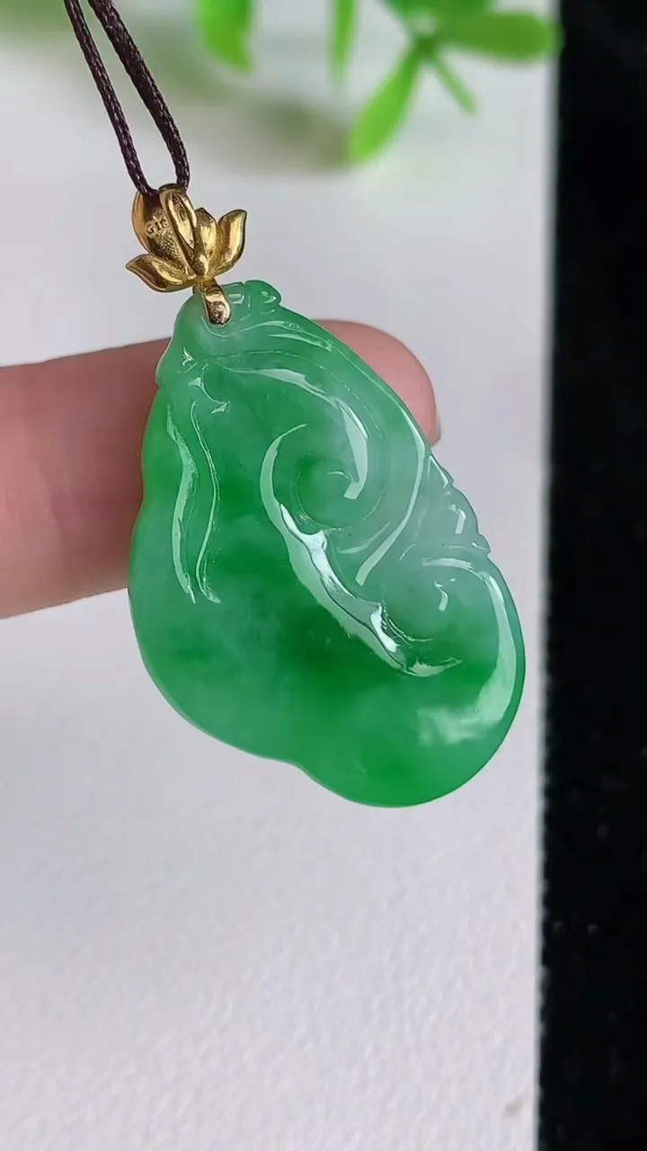 天然A货翡翠如意吊坠，尺寸28.7-18.8-5，重量:5.28g
6月23日