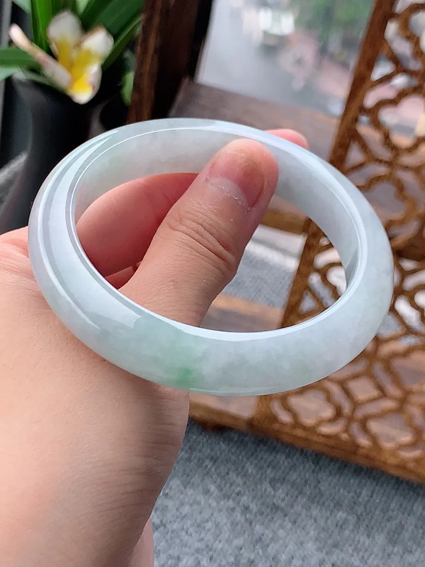 天然A货翡翠冰润飘绿正装正圈手镯58-59圈口 尺寸58×12.3×8.8m量64.00g 0621