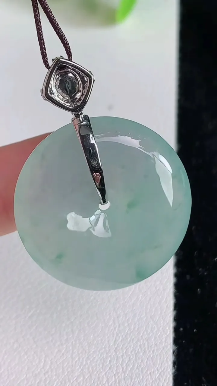 天然A货翡翠平安扣吊坠，尺寸26-6，重量:9.44g
6月23日