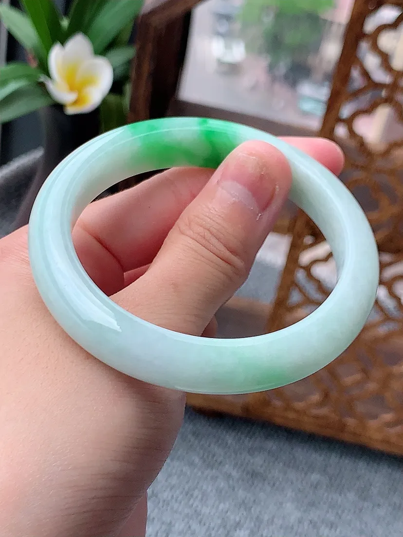 天然A货翡翠飘绿正装正圈手镯55-56圈口 尺寸55×10.6×8.3m量48.87g 0622