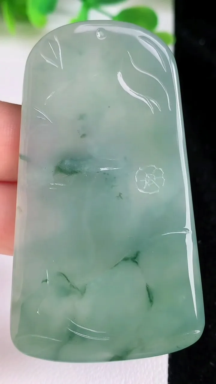 天然A货翡翠普贤菩萨吊坠，尺寸63-36.6-5.8，重量:30.22g
6月23日