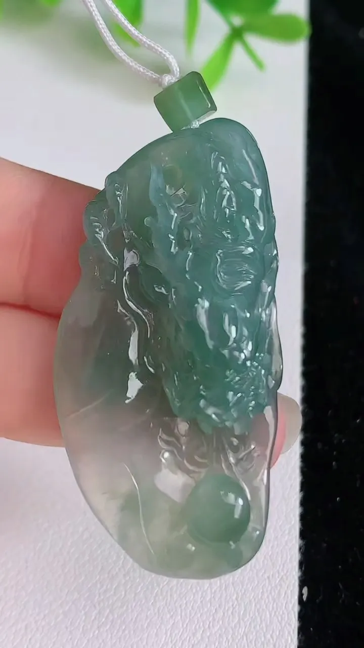 天然A货翡翠龙牌吊坠，尺寸47.4-22-8.7，重量:14.29g
6月23日
