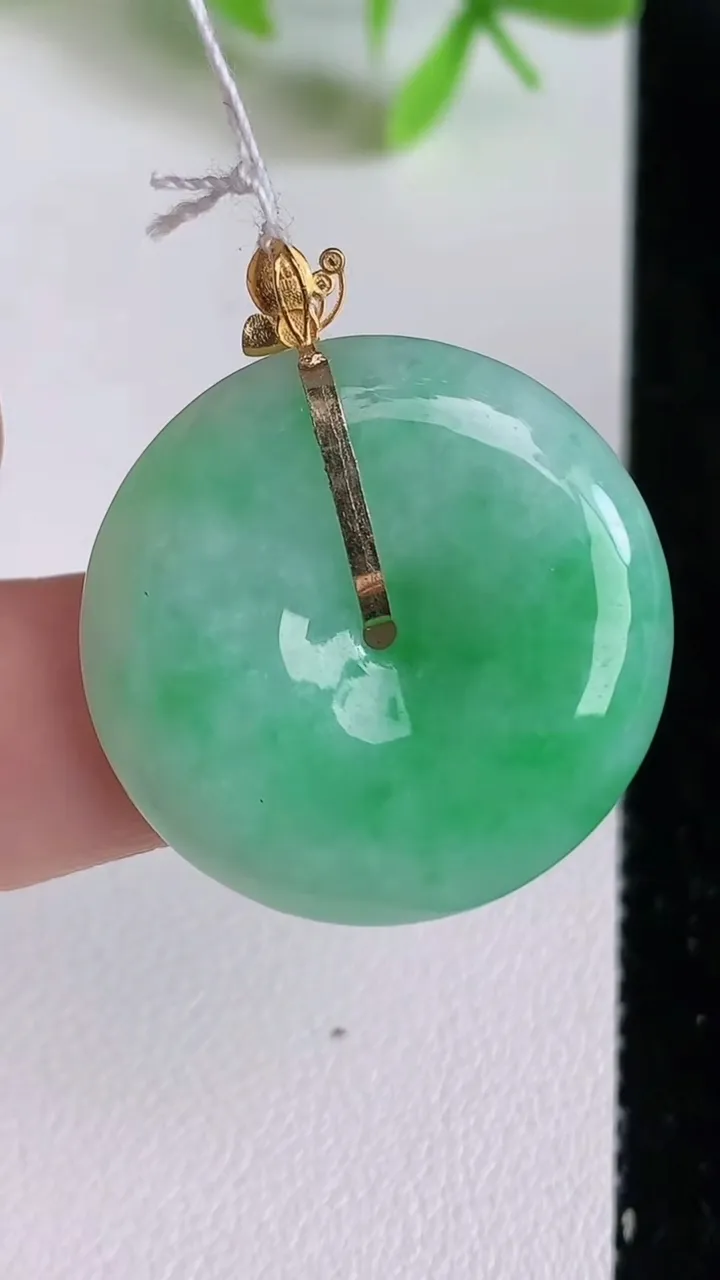 天然A货翡翠平安扣吊坠，尺寸26.6-5，重量:7.84g
6月23日