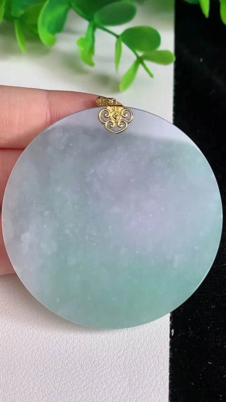 天然A货翡翠无事牌吊坠，尺寸56.4-5，重量:39.10g
6月23日