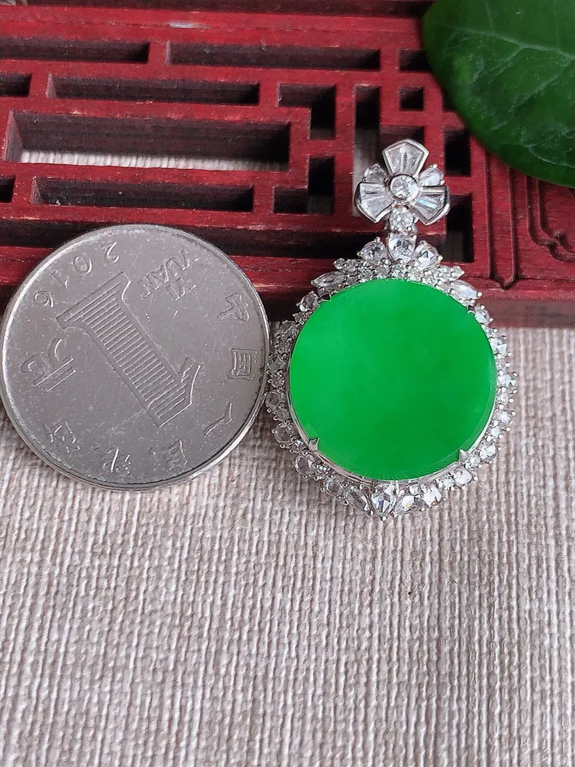 天然A货翡翠18K金伴阳绿无事牌吊坠尺寸34×22×10裸石17.3m量7.37g 0621