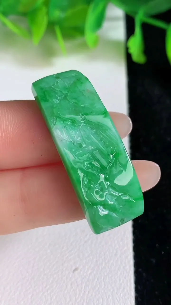 天然A货翡翠山水手牌，尺寸35-12.5-6，重:6.76g
6月23日