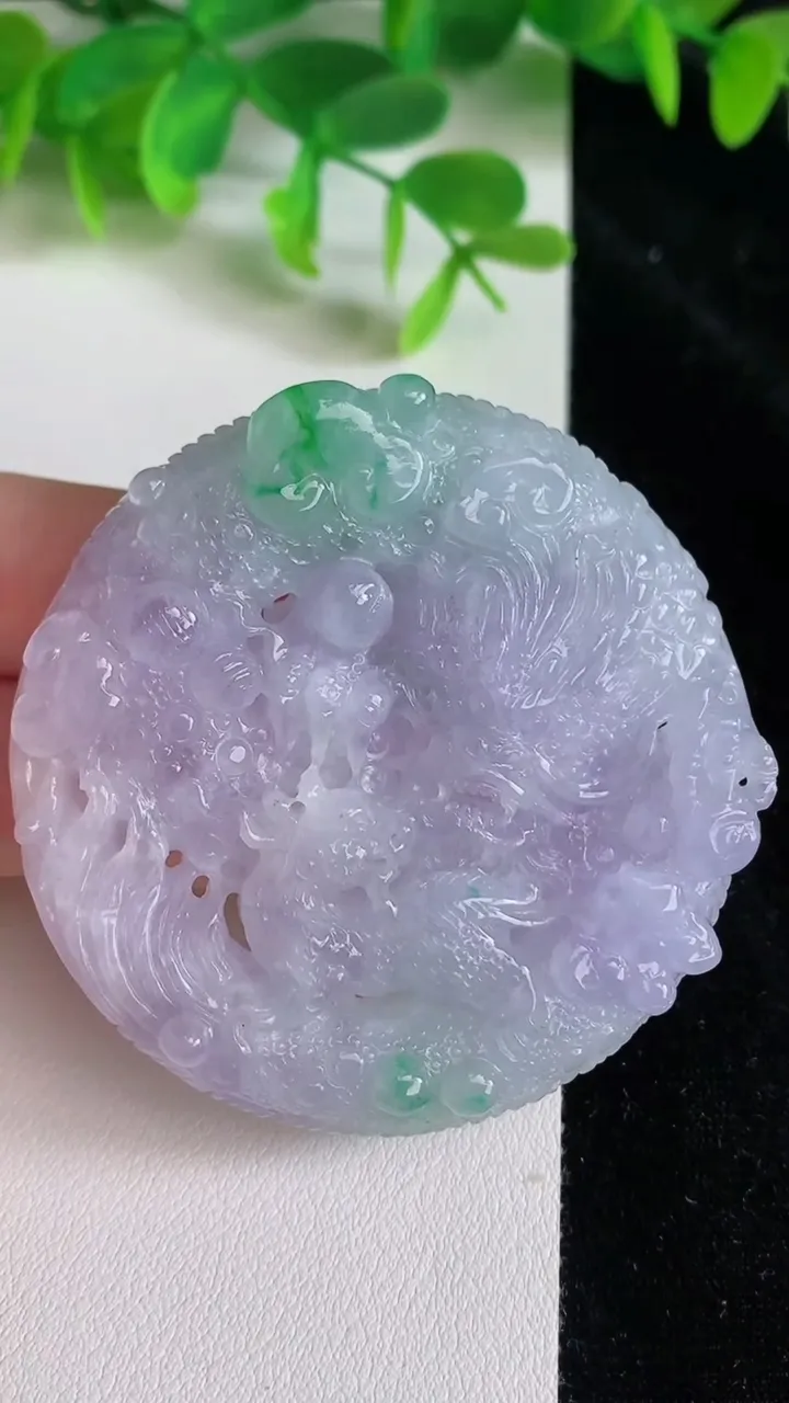 天然A货翡翠冰种春带彩紫罗兰龙牌吊坠，尺寸56.4-10.7，重量:62.27g
6月23日