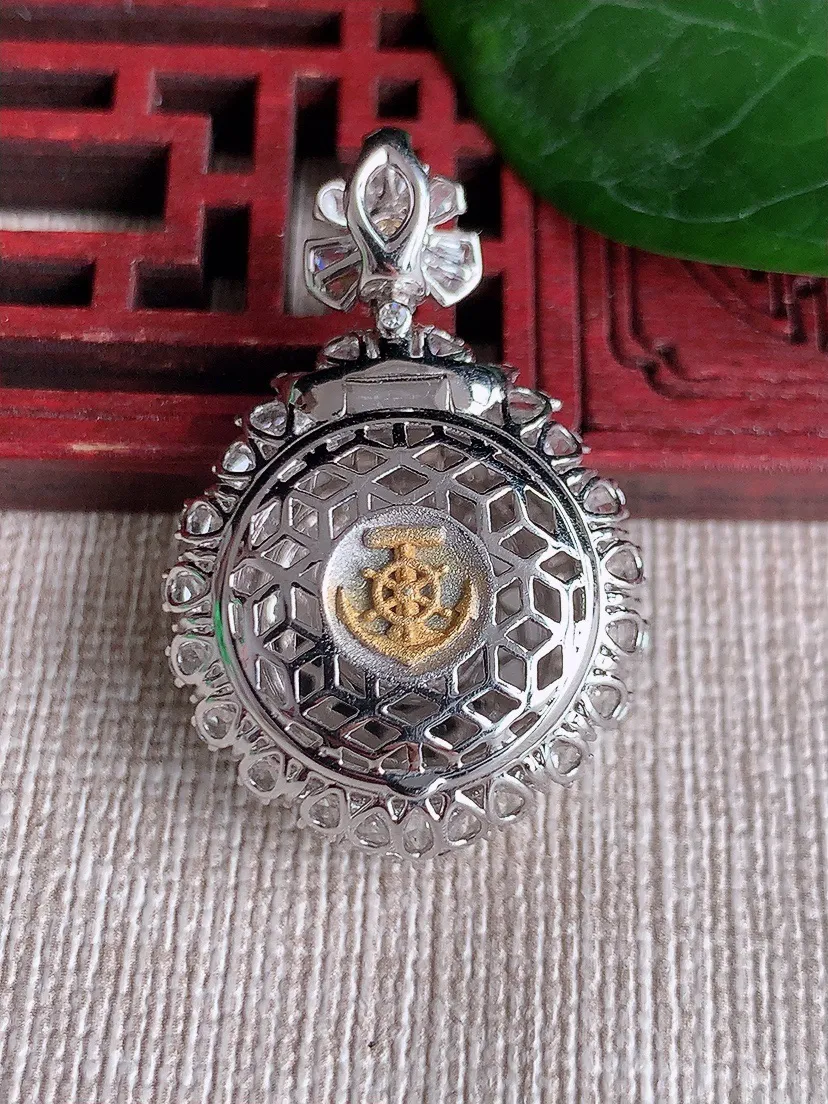 天然A货翡翠18K金伴阳绿无事牌吊坠尺寸34×22×10裸石17.3m量7.37g 0621