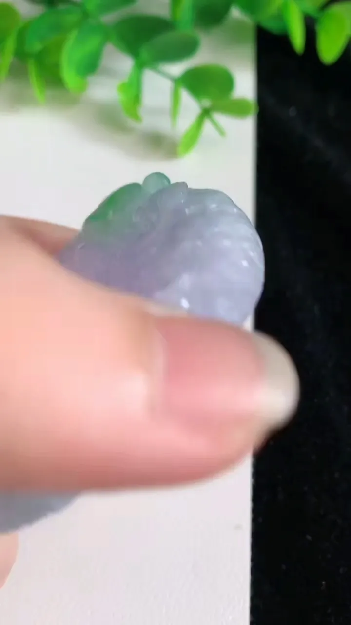 天然A货翡翠冰种春带彩紫罗兰龙牌吊坠，尺寸56.4-10.7，重量:62.27g
6月23日