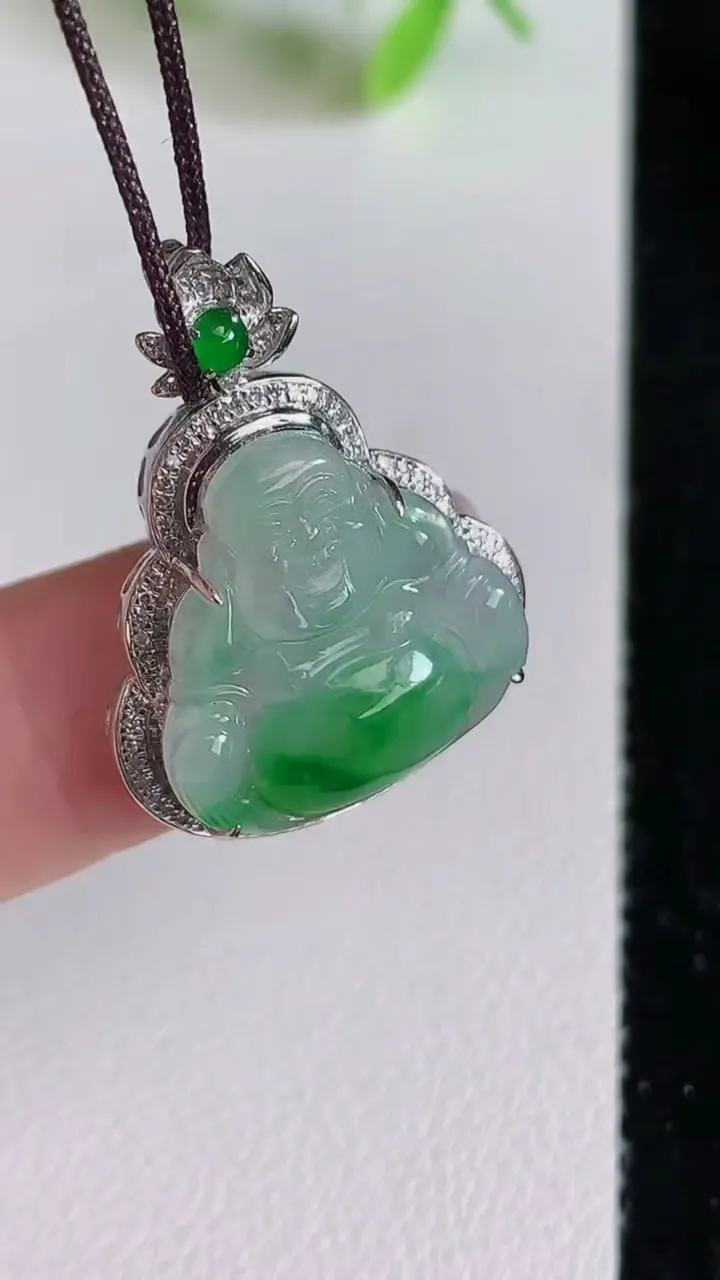 天然A货翡翠佛公吊坠，尺寸27.2-20.2-7.7，裸石17.3-17重量:2.95g
6月23日