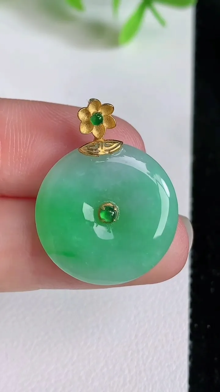 天然A货翡翠平安扣吊坠，尺寸20.8-3.8，重量:3.86g
6月23日