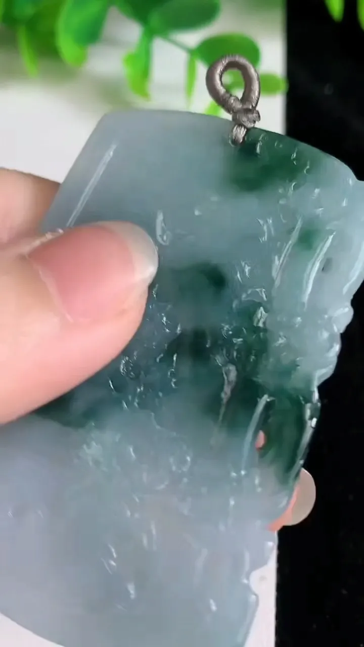 天然A货翡翠牌吊坠，尺寸62.2-42-5.7，重量:35.58g
6月23日