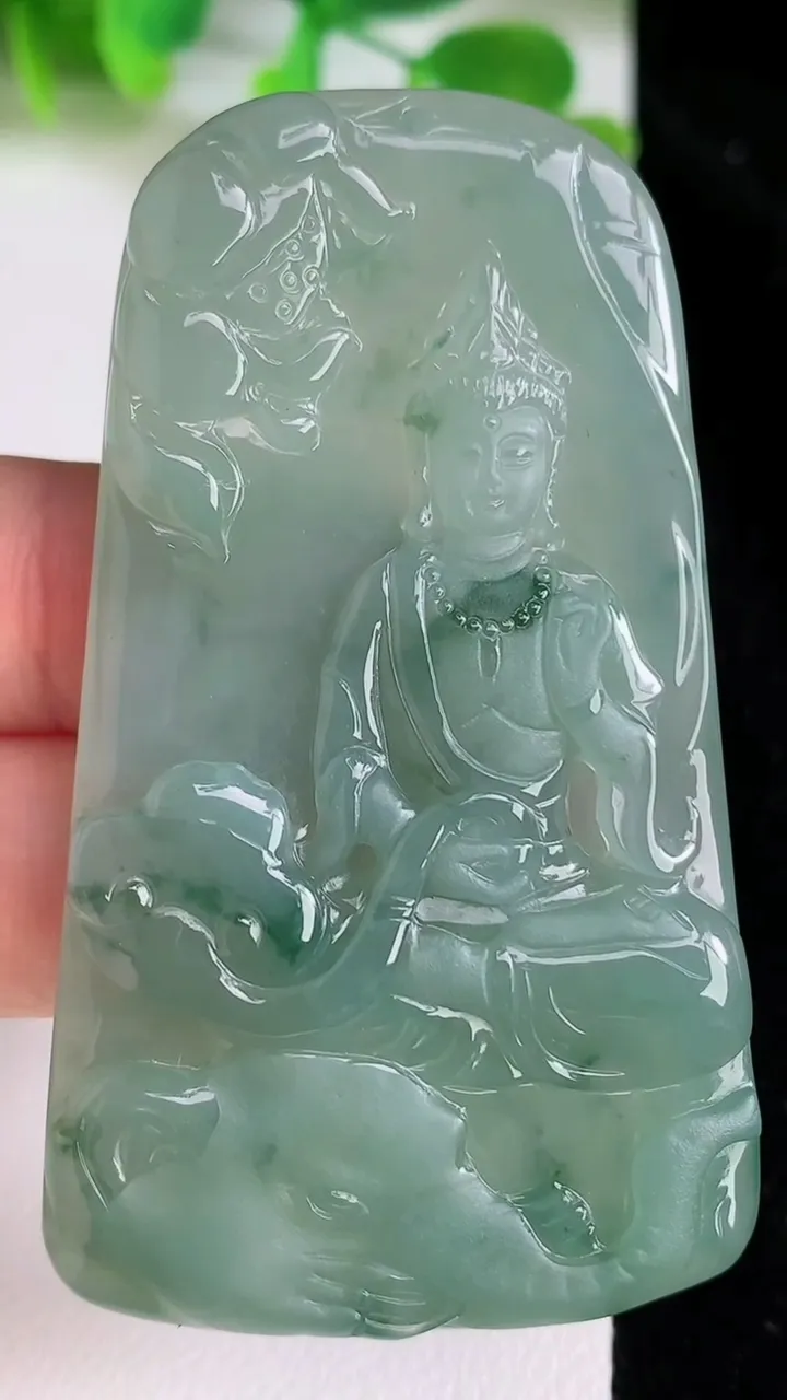天然A货翡翠普贤菩萨吊坠，尺寸63-36.6-5.8，重量:30.22g
6月23日